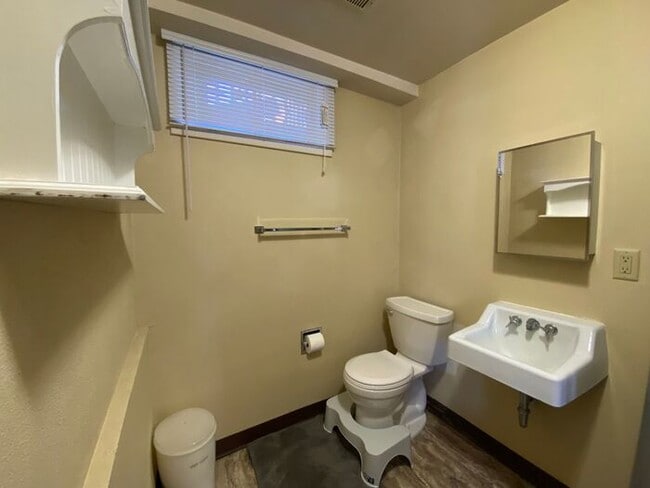 Building Photo - $1,850 | 2 Bedroom, 1.5 Bathroom Single Fa...