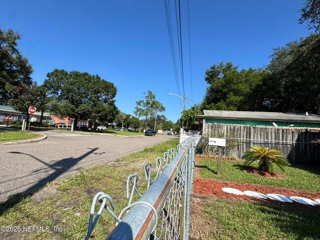 Building Photo - 1504 Winthrop St