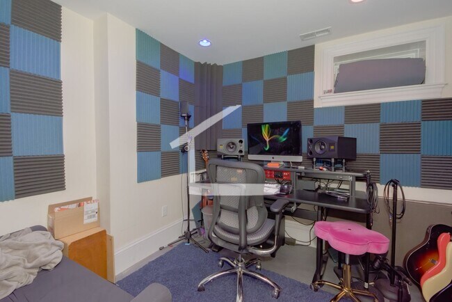 Building Photo - HUge 3 bed in Allston