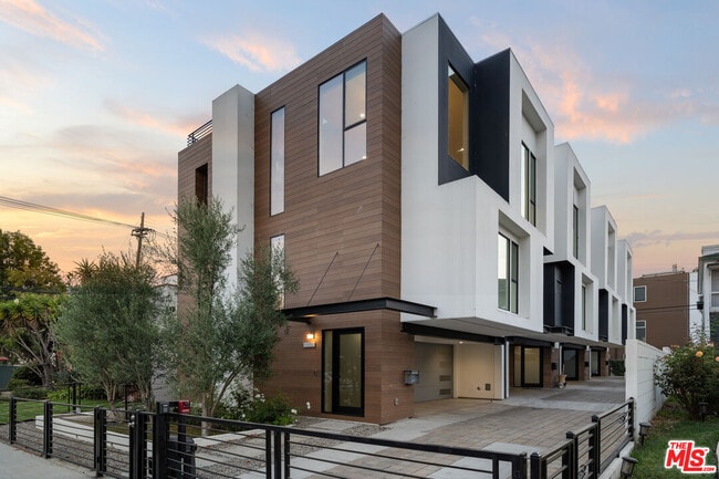 Building Photo - 807 N Detroit St