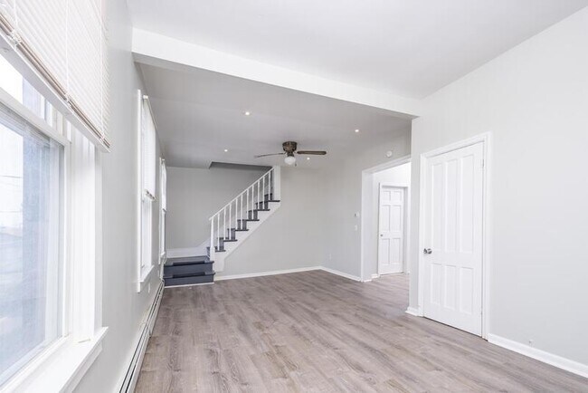 Building Photo - 338 Saratoga St