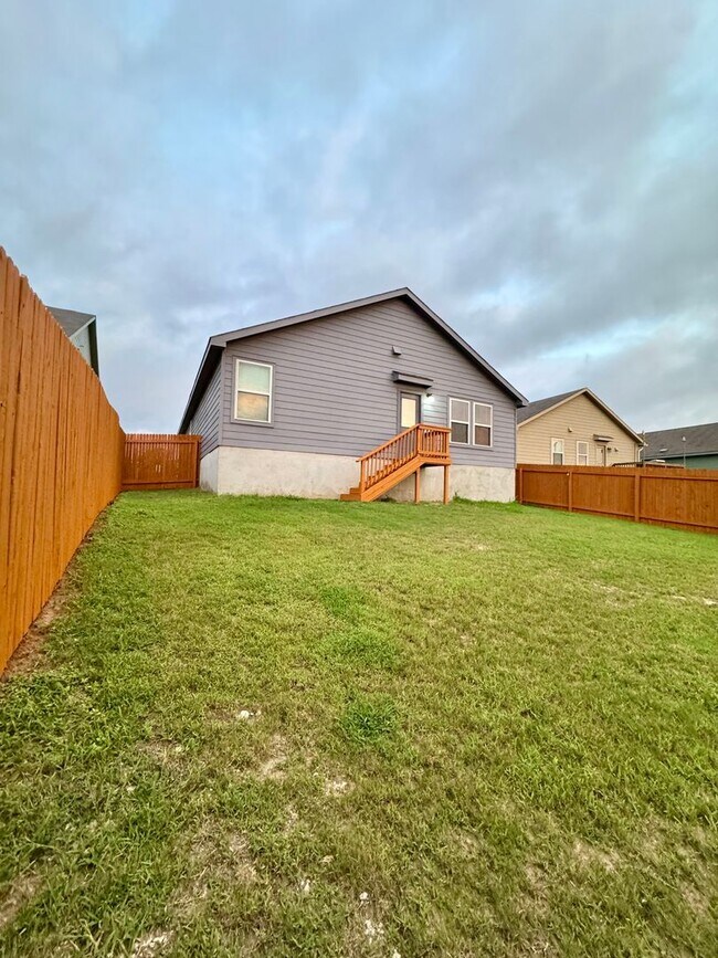 Building Photo - 2 weeks Free Rent! AVAILABLE IN BULVERDE! ...