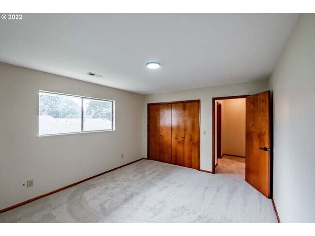 Building Photo - 14610 SE Woodland Way
