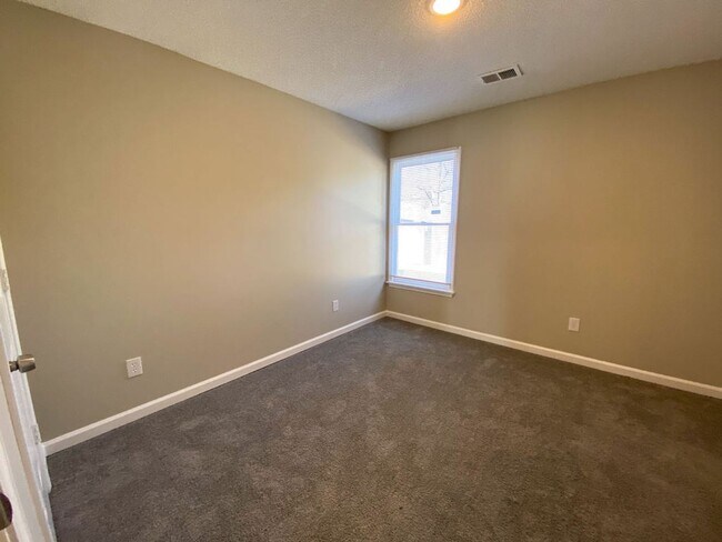 Building Photo - 4 bed, 2 bath in Cordova with ss appliance...