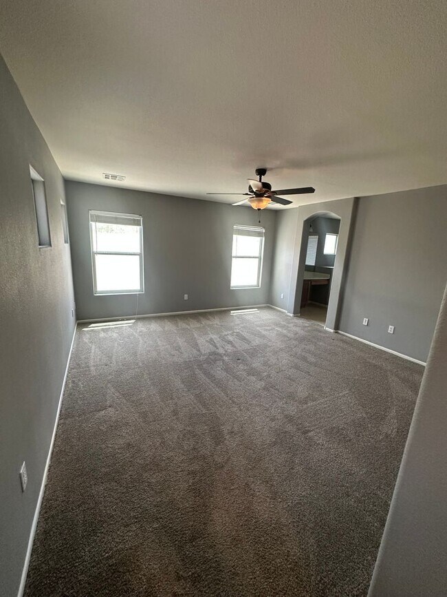 Building Photo - *$500 OFF 1ST MONTHS RENT. MUST MOVE IN BY...
