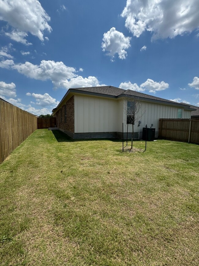 Building Photo - 5205 Rose Gdn Lp