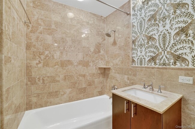 Building Photo - 5 Renaissance Square