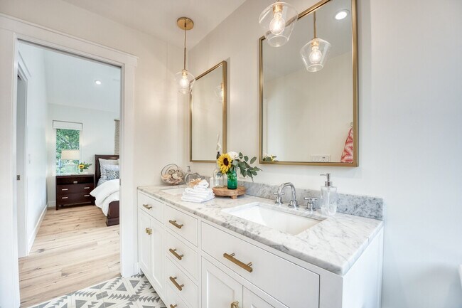 Building Photo - 727 Sonrisa St