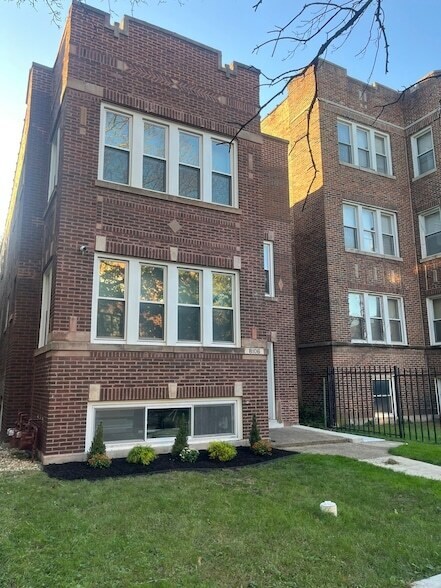 Building Photo - 8106 S Langley Ave