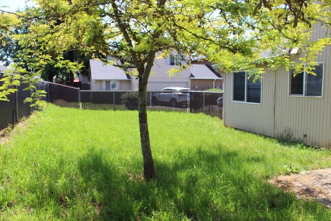 Building Photo - 4 bedroom, 2.5 bath home in quiet Scappoose neighborhood