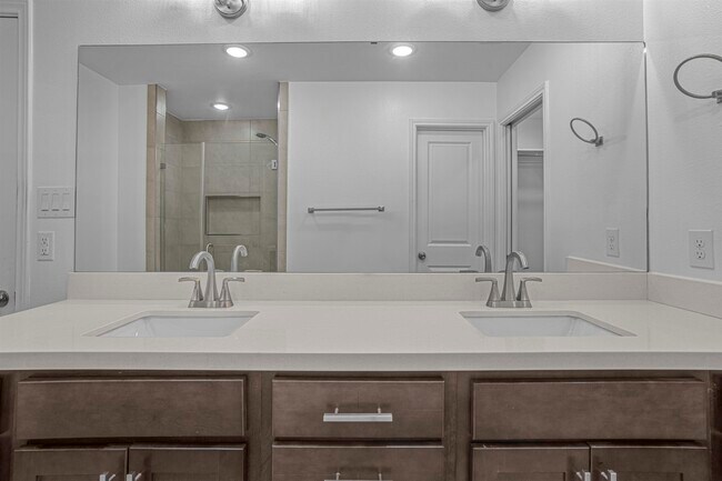 Building Photo - 9916 Bijan Dr
