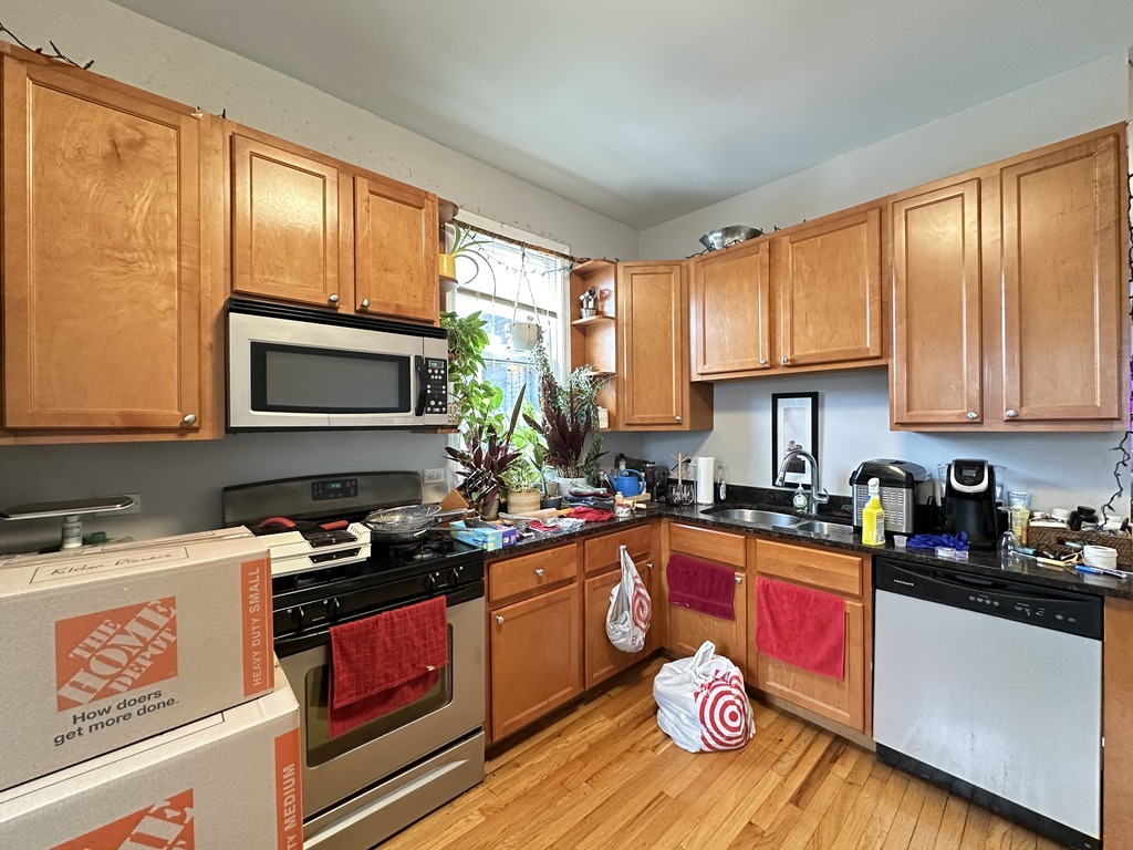 Building Photo - 852 W Buckingham Pl