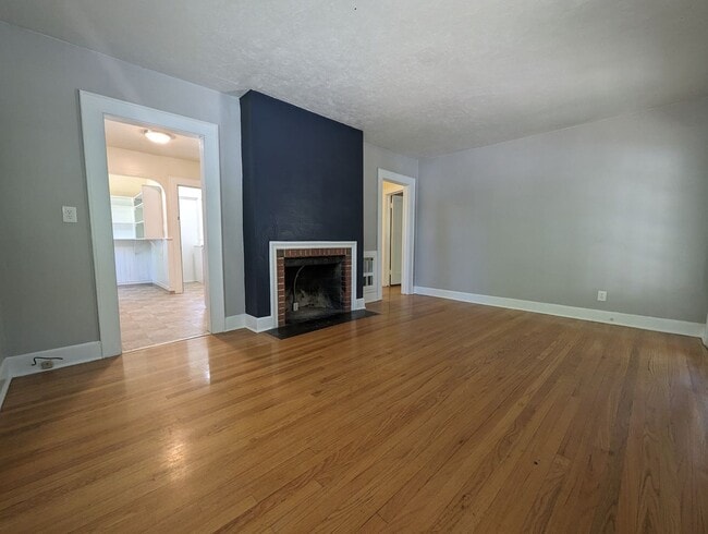 Building Photo - Nice 2 Bedroom, 1-Bath Bungalow Style Home!