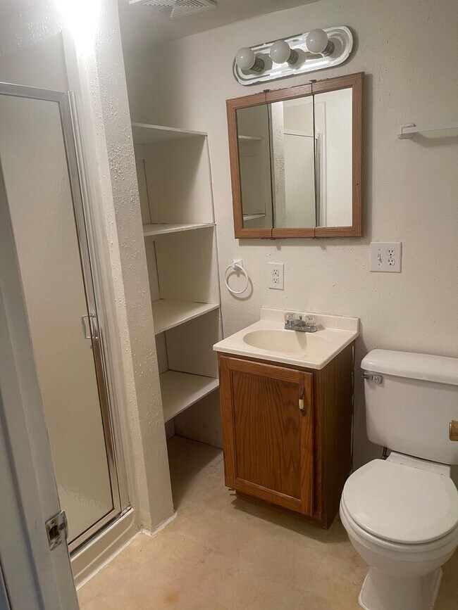 Building Photo - Large downstairs 4 Bedroom apartment in Winston