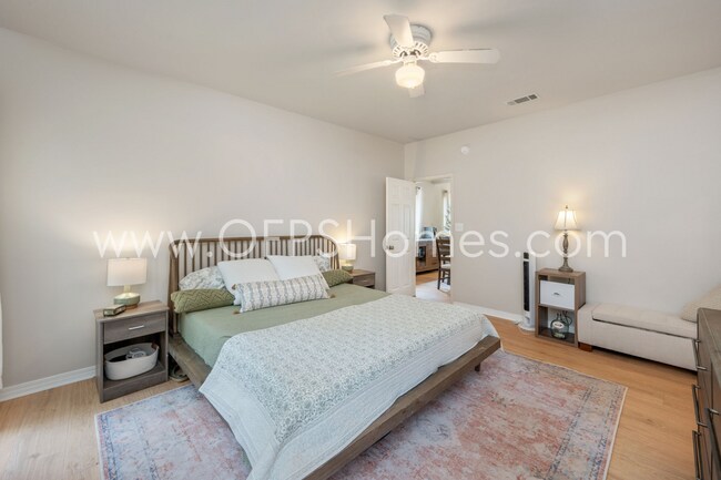 Building Photo - 3/2 in Destin!! AVAILABLE JULY 1