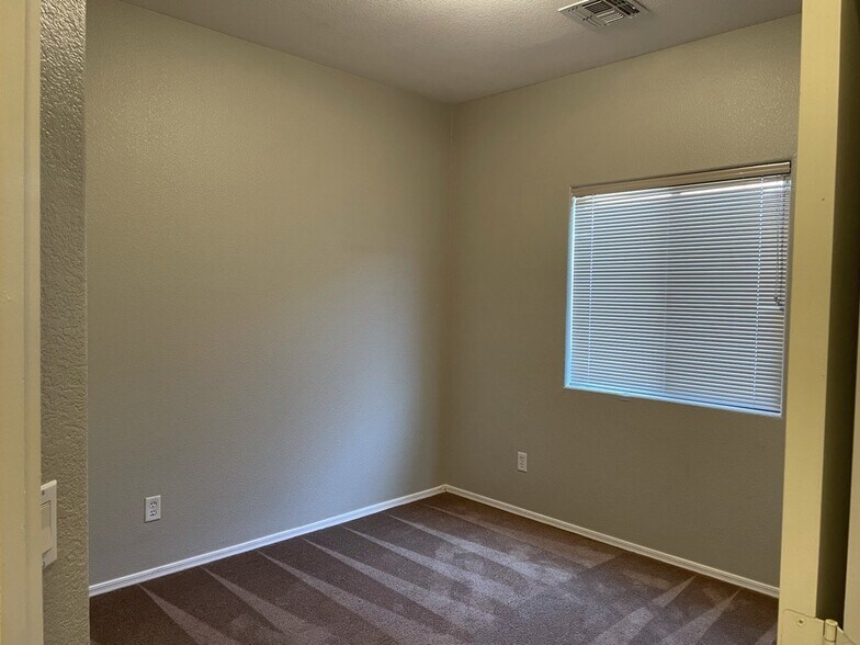 Building Photo - 14627 W Crocus Dr