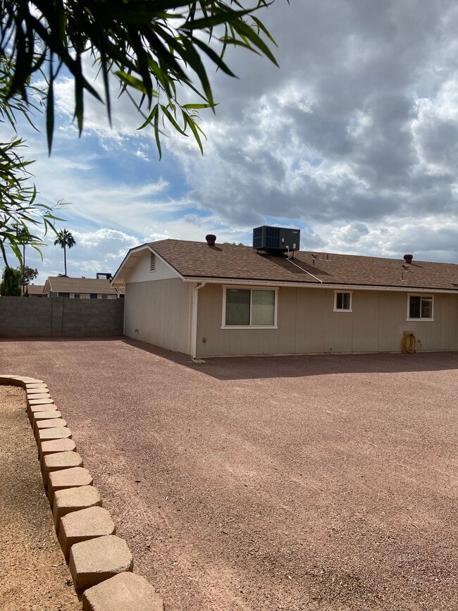 Building Photo - 3514 E Diamond Ave