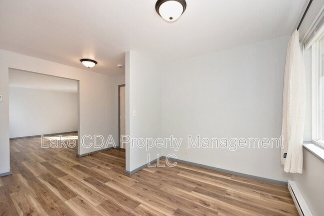 Building Photo - 1421 E Randle Ave