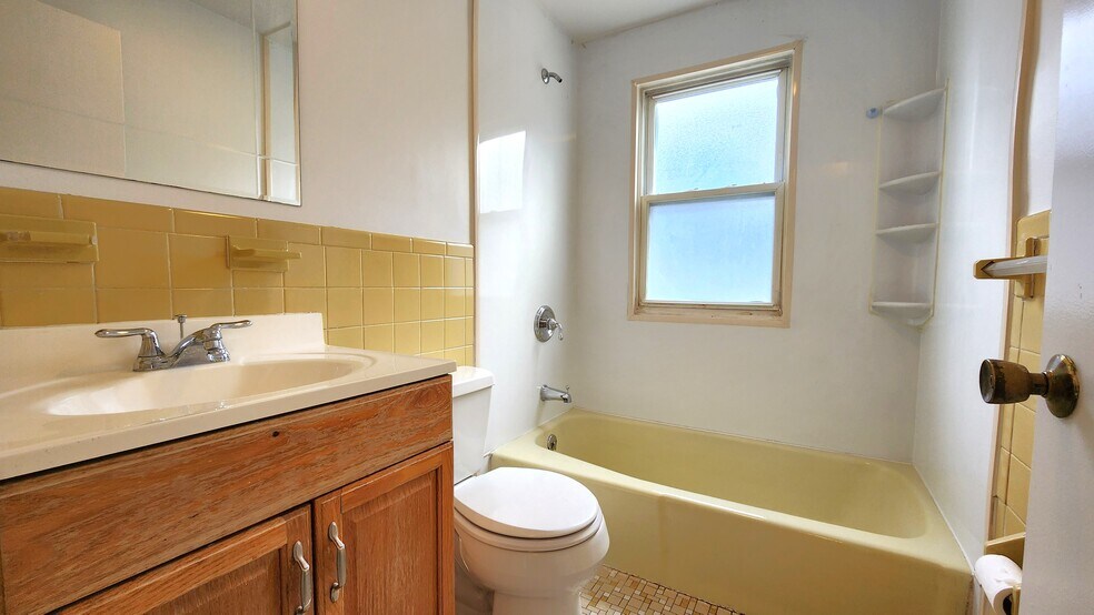 Building Photo - 98 Sylvia St