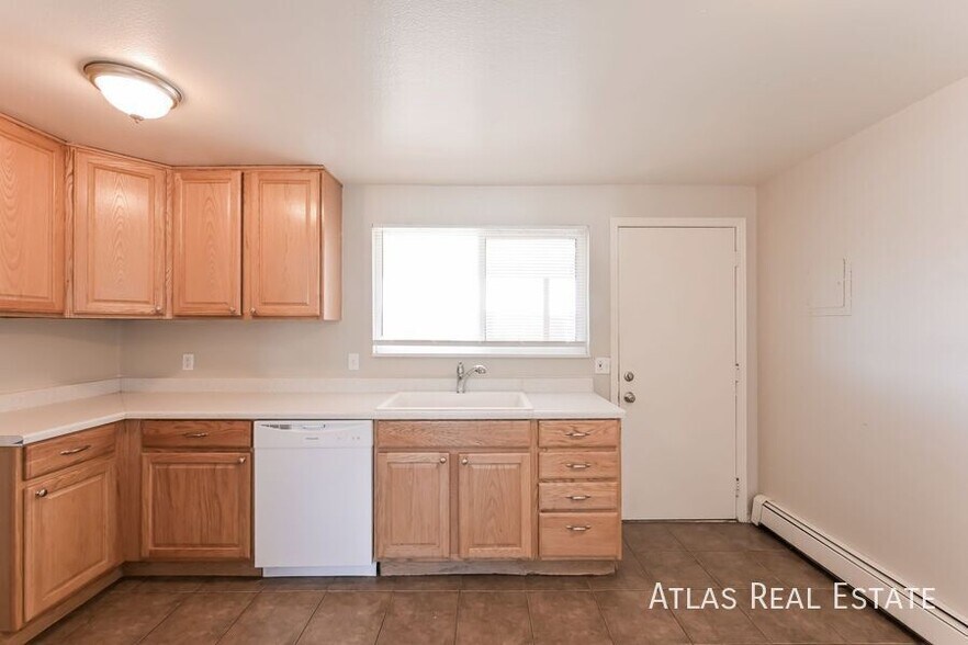 Building Photo - 910 Bishop Ct