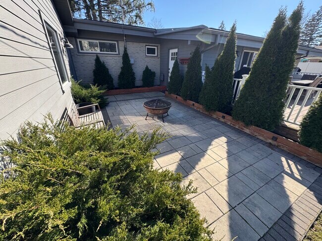 Building Photo - 2 W Ridge Ave