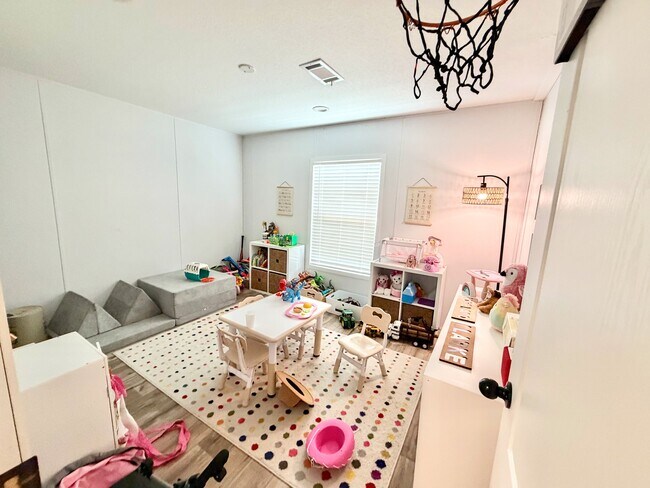 Building Photo - 5250 Hummingbird Ln