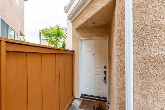 Building Photo - 2 Bedroom Townhome in Scripps Ranch