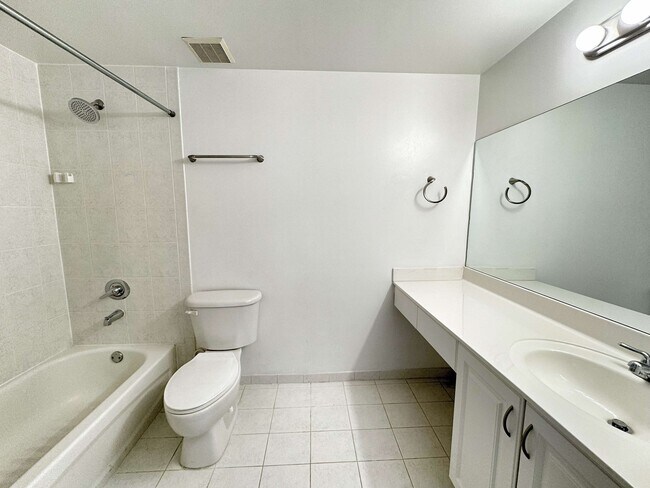 Master Bathroom - 215 SW 42nd Ave