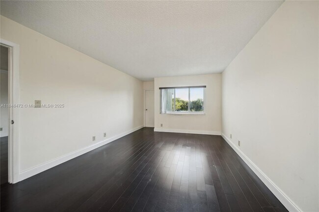 Building Photo - 100 Lakeview Dr