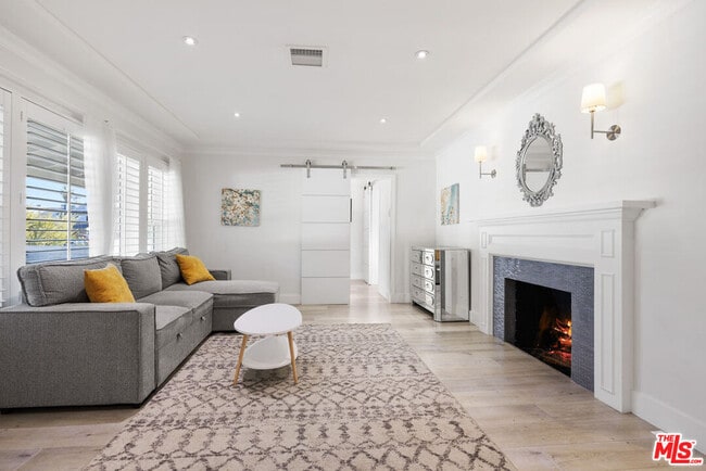 Building Photo - 5439 Carpenter Ave