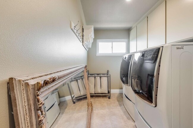 Building Photo - 208 Crestview Dr