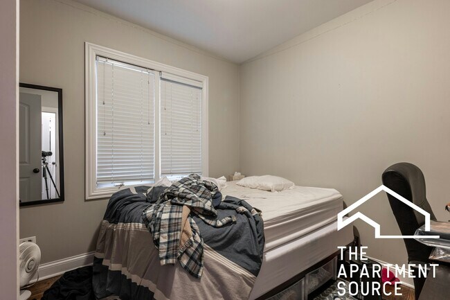 Building Photo - 1136 W Diversey Pkwy