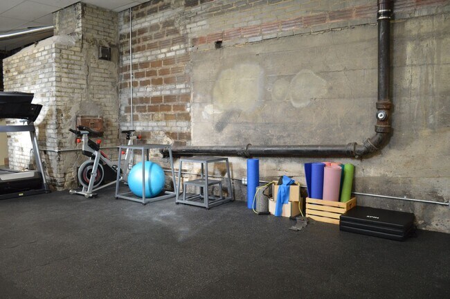 Building Photo - 1512