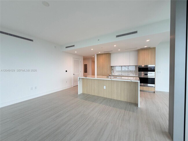 Building Photo - 2411 Laguna Cir