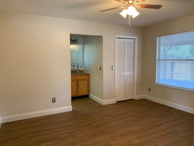 Building Photo - 3 Bedroom Remodeled Home in Surrey Ridge