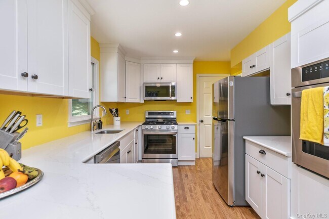 Building Photo - 451 River Rd