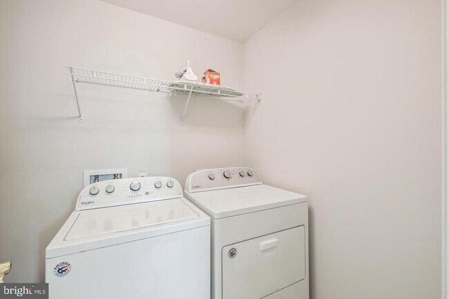 Building Photo - 102 Hunter's Way