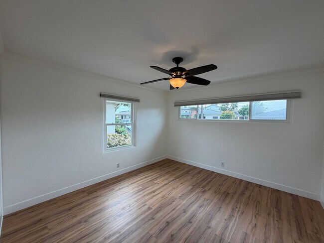 Building Photo - 6BD/3BA Close to Campus - Large Rooms! Great Yard!