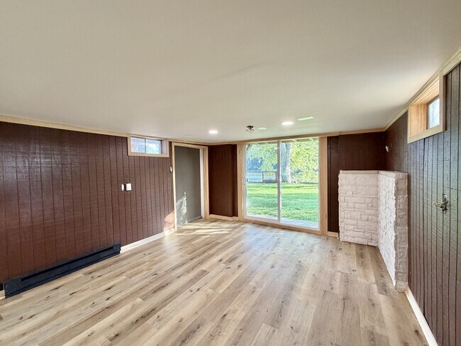 Building Photo - 4775 N River Rd