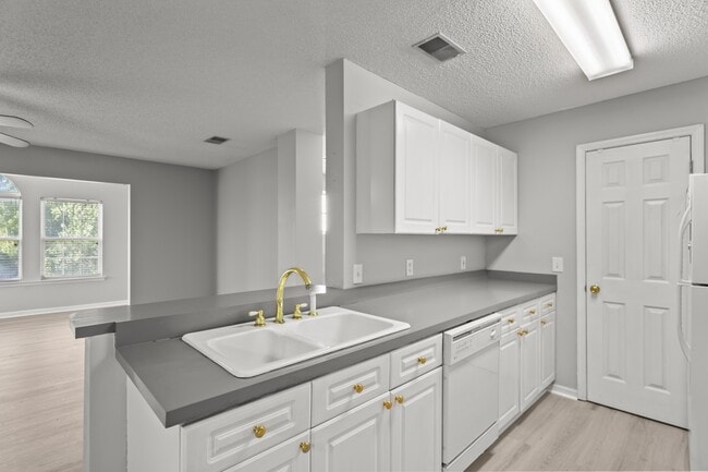 Building Photo - 2113 Sanderling Dr