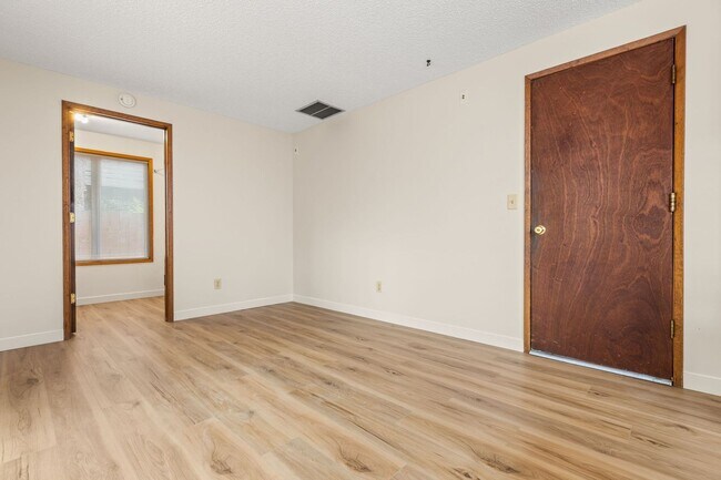 Building Photo - Must See! 3 bed/2 bath home with amazing private backyard - Double Garage/Community Pool