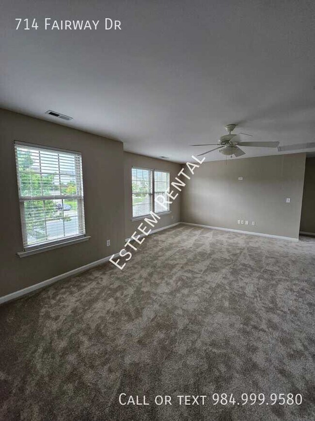 Building Photo - 714 Fairway Dr