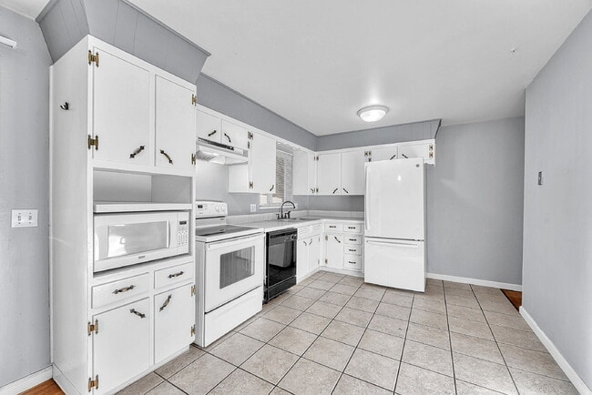 Building Photo - $2,495.00, 3-bedroom, 2 bathroom home in C...