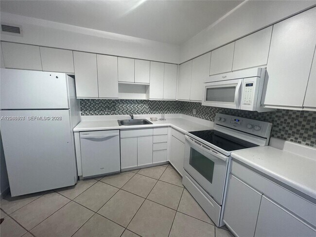 Building Photo - 5161 Collins Ave