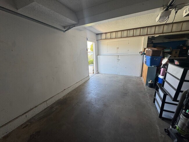 Building Photo - Updated 2 Bed / 1 Bath Condo in Lakeside
