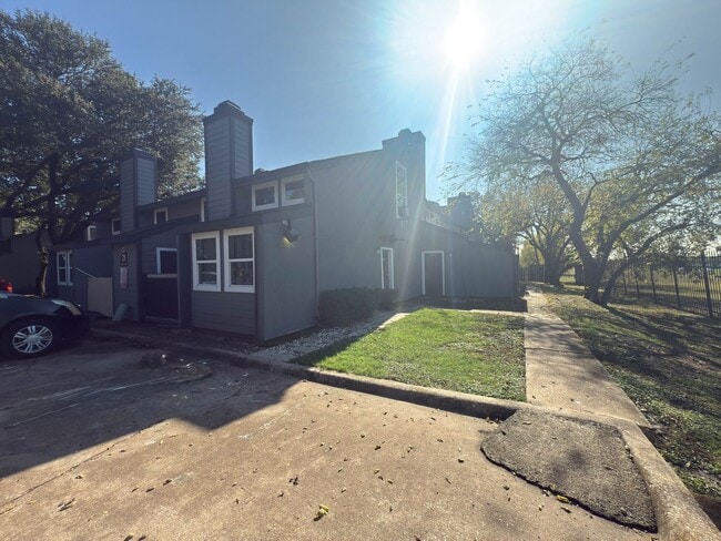 Building Photo - Two story townhouse style unit! Bedroom on second floor