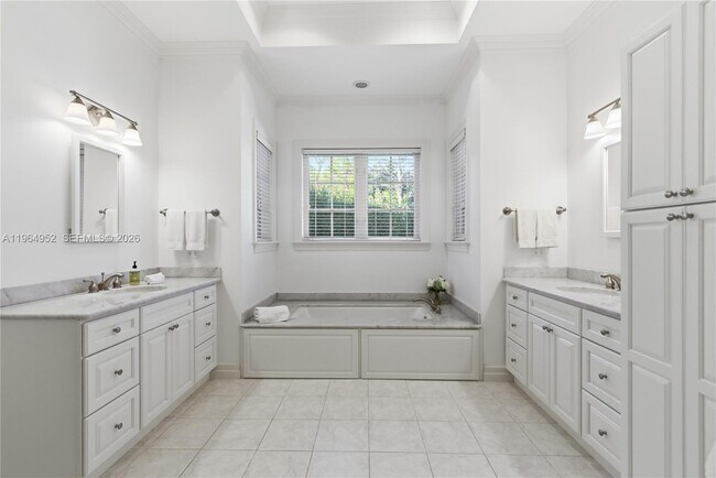 Building Photo - 12012 SE Laurel Ln