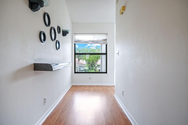 Building Photo - 10910 Lakemore Ln