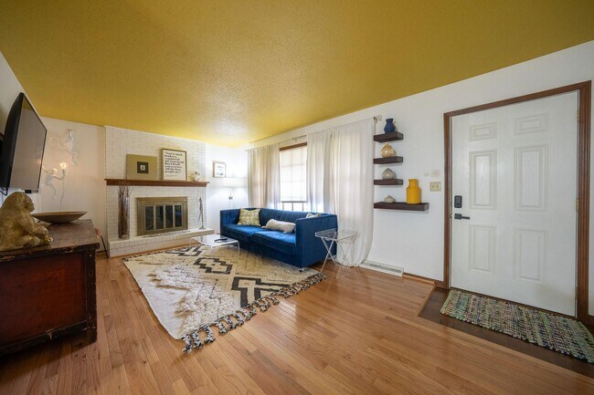 Building Photo - Charming Home in Valley View Gardens