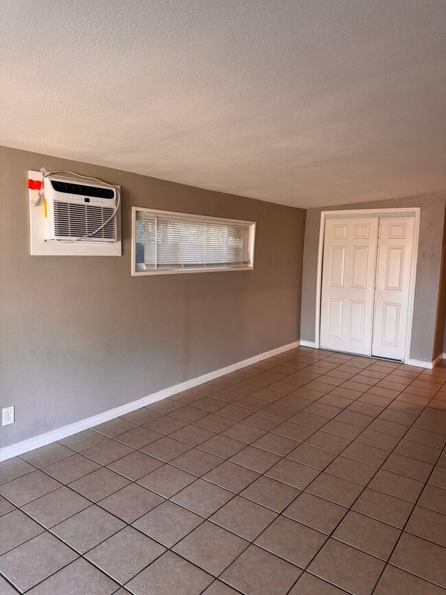 Building Photo - Beautifully Updated 4/2 in Old Fig